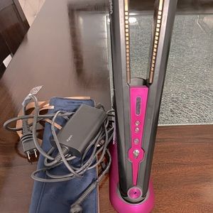 Dyson Corrale straightener, almost new, hardly used.